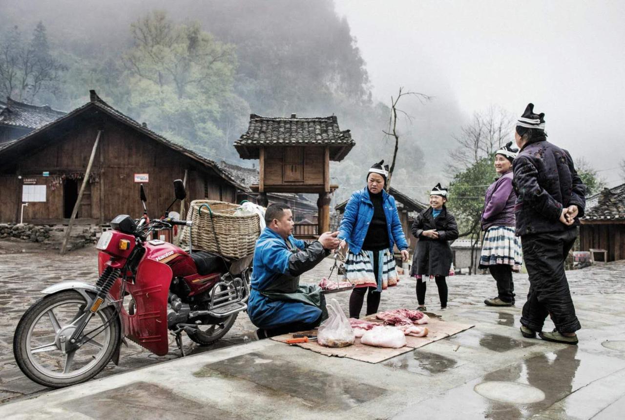 泪目！6名退休老师去贵州旅游，突遇大雨，在一农户家躲雨，主人家做了9菜1