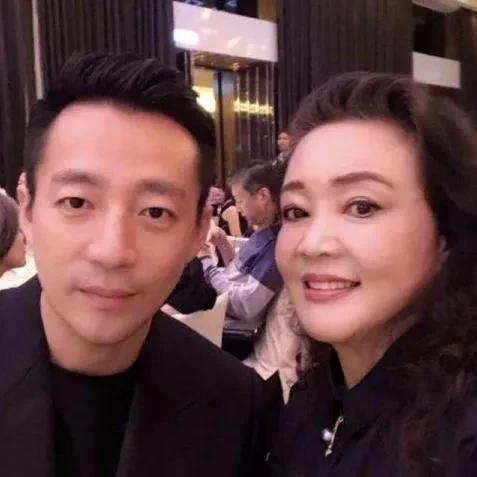 马筱梅出轨的新闻冲上热搜了，张兰母子直到今天也没看到有什么公开的直接的应对措施，