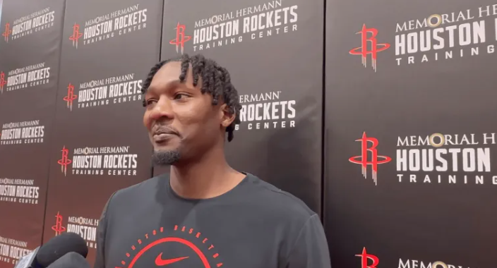 在火箭训练结束后，前锋多里安-芬尼-史密斯接受了记者的采访。谈及队友里德-谢泼