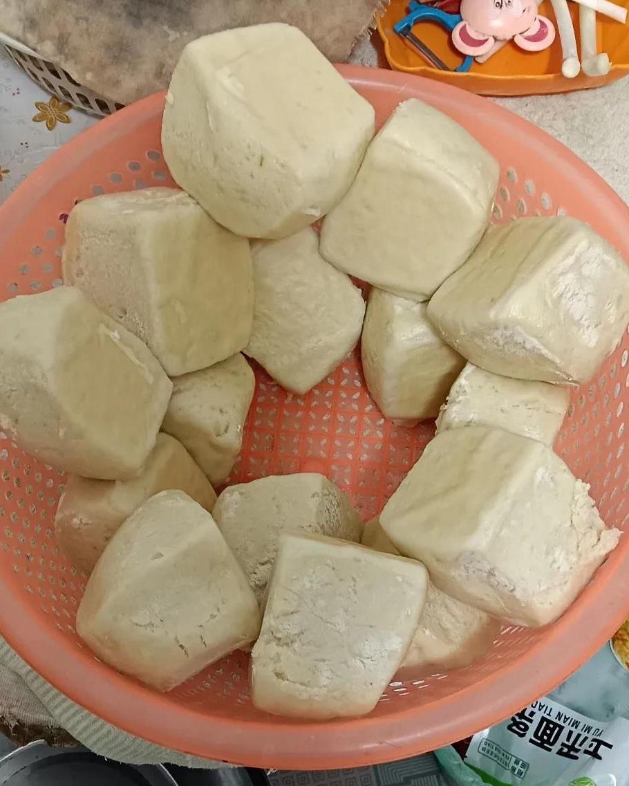 我家很少买馒头，因为婆婆都是手工做，她说自己做的酵子馒头好吃。婆婆现在已经七十