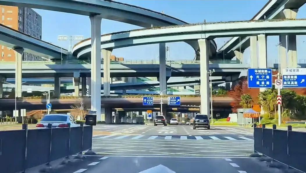 宁波的高架桥还是很四通八达的，基本上已经覆盖城区。而且规模也很大，桥面道路也很平