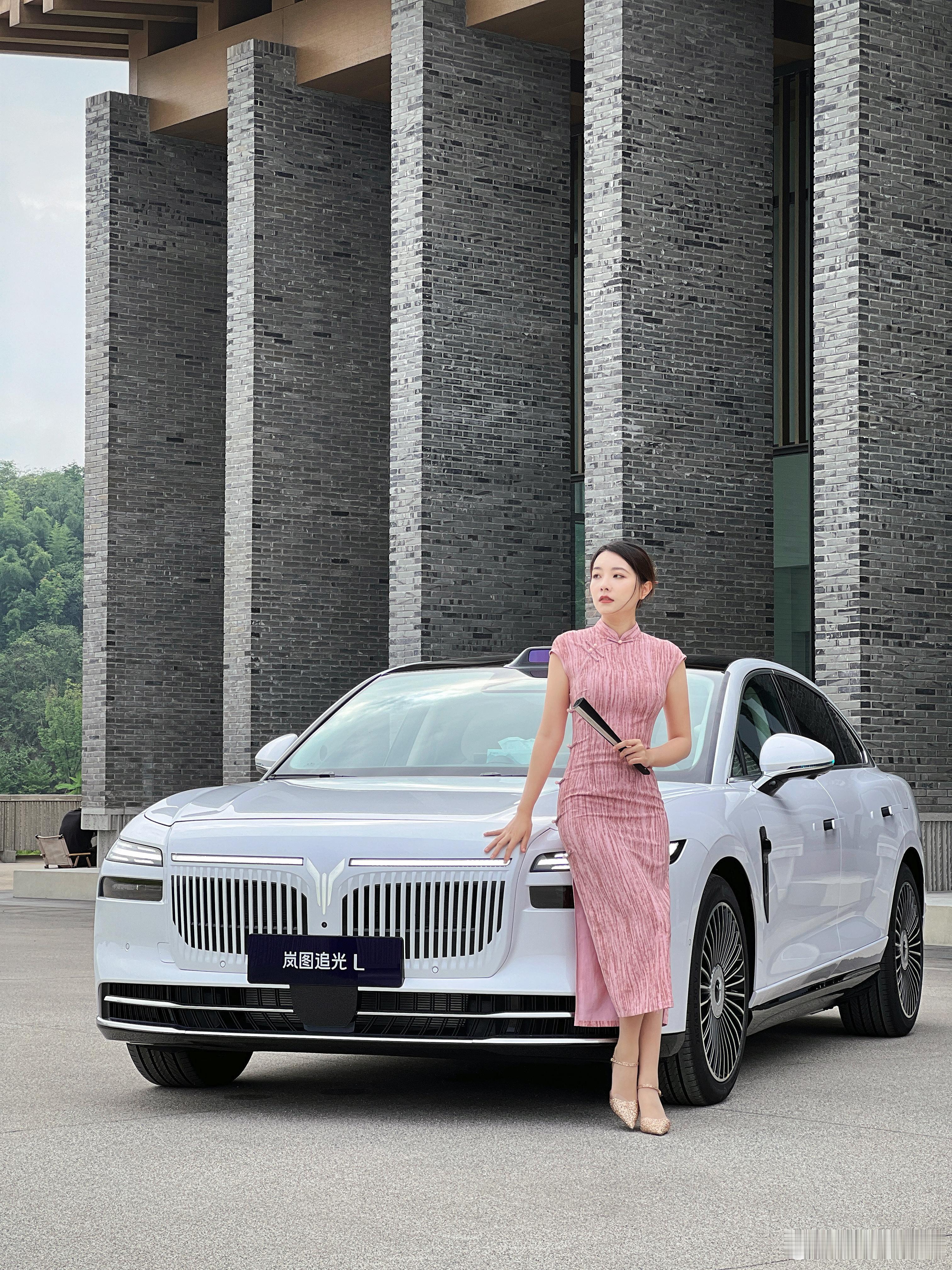 满血华为～岚图追光L来啦[鼓掌]搭载ADS4与鸿蒙座舱C级行政～智能旗舰大家觉