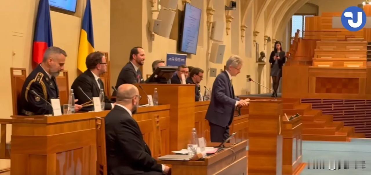 捷克参议长：援助乌克兰“这不是慈善，而是安全投资”2月23日，捷克参议院议