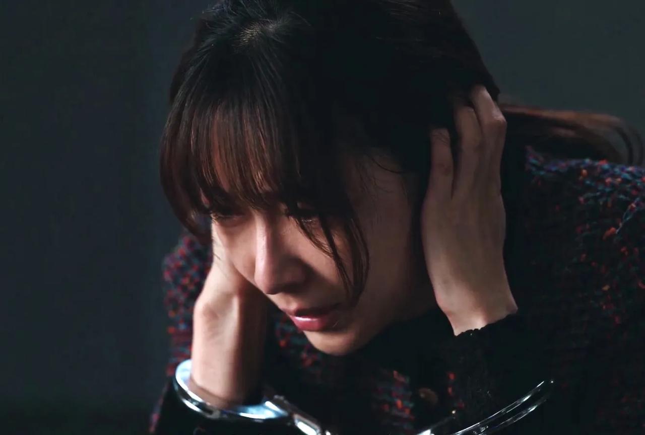 《利剑.玫瑰》:甄妮落网，原来这才是她成为人贩子的根本原因…艾心通过甄妮手上戴