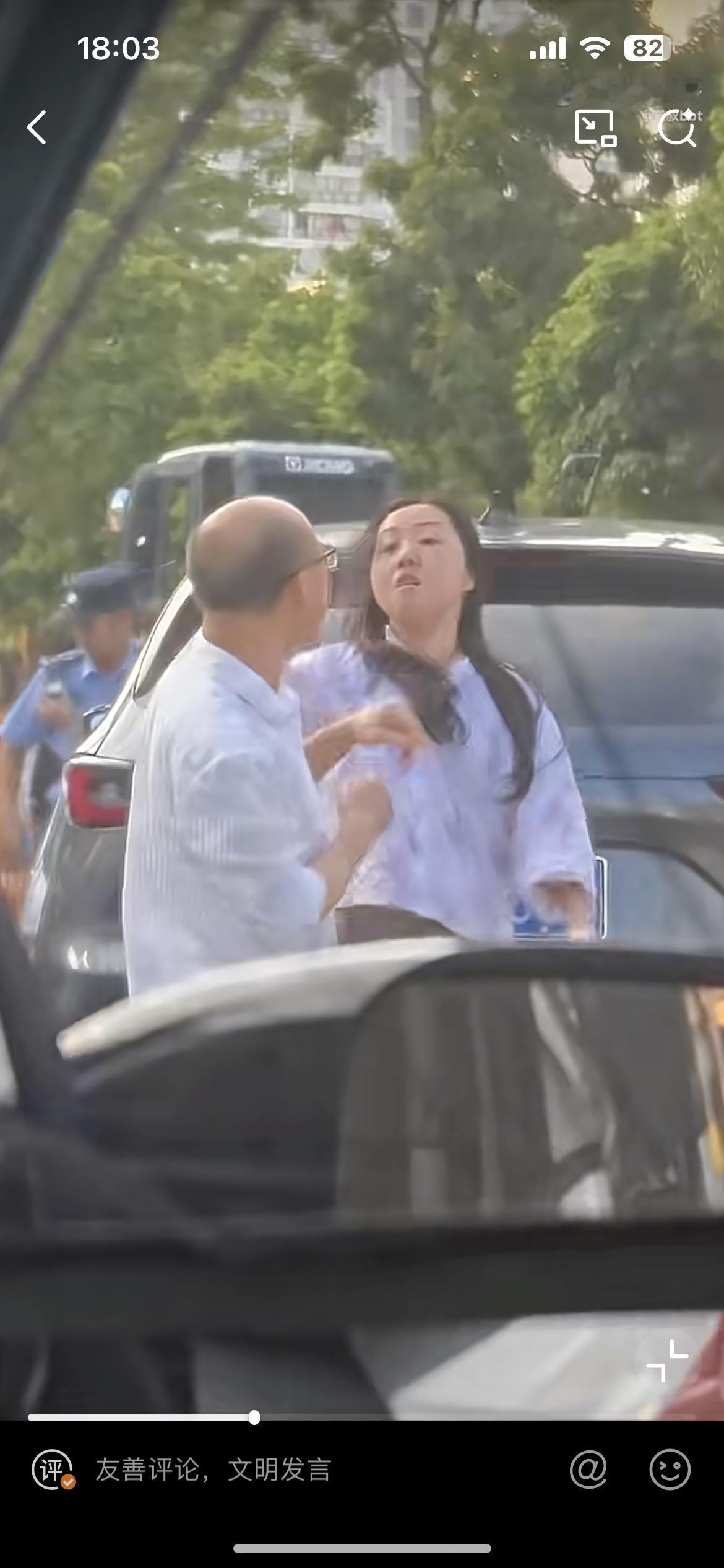 网传珠海街头一段交通冲突视频，马路上一男一女发生激烈争吵。从行车记录仪拍下的画