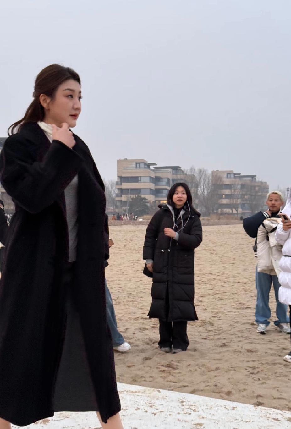 谁懂啊！刷到陈梦的大衣路透了救命！刷到别人偶遇陈梦的路透，一袭长款大衣上身