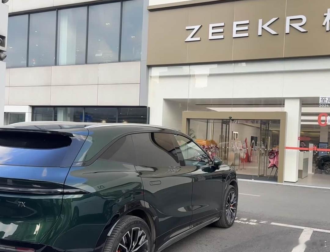 作为家长，极氪7X在儿童友好方面的设计深得我心。除了宽敞的后排空间，其后排集成式