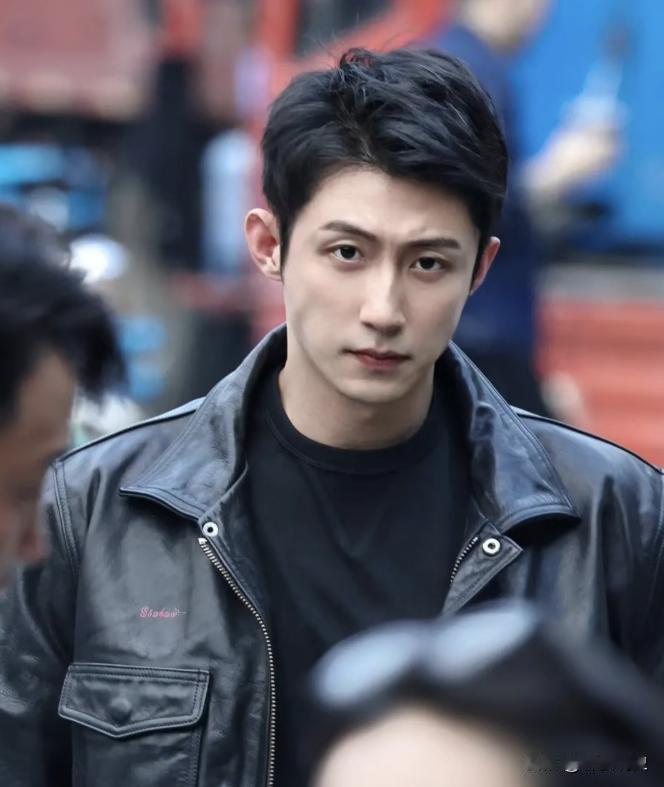 未来两年，黄景瑜可能演戏会变少，不是因为他已经不火了，也不是因为他要退出娱乐圈，