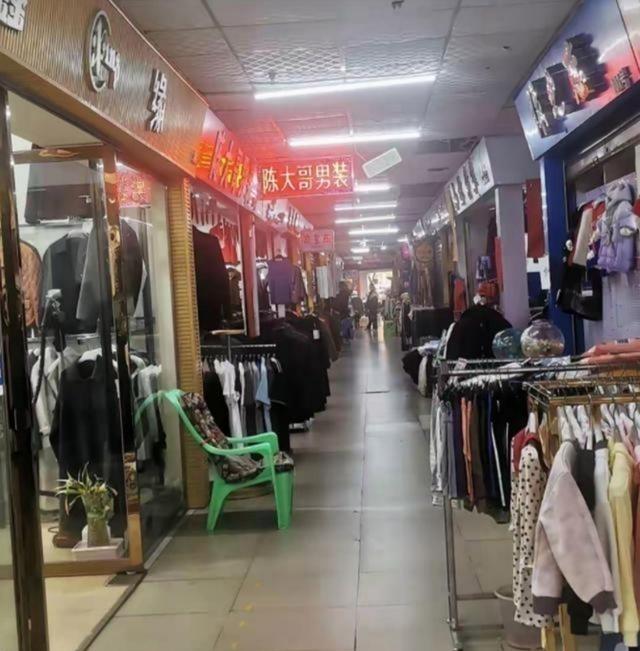 为什么唯独在我们中国，电商彻底干趴了实体店？这么说吧，同样的东西，网上卖30