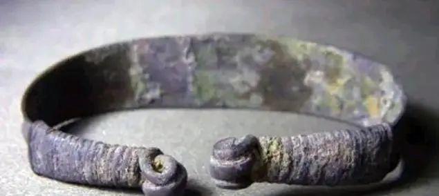 1944年4月，考古工作者在清理一座唐代古墓的时候，无意中找到一只空心的银手镯，