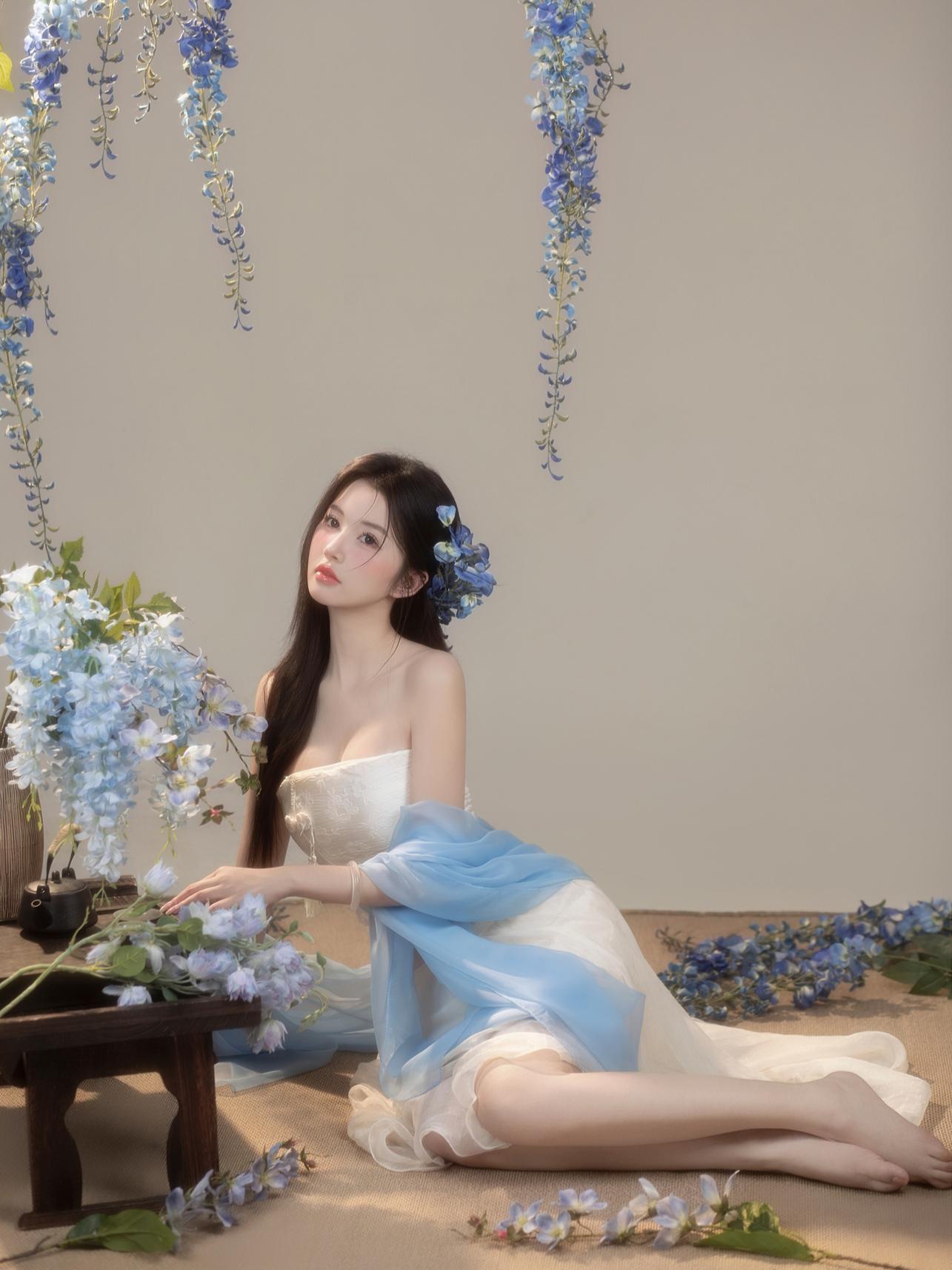 紫藤花开，东方破碎感写真美学｜少女写真。🌸垂落的蓝色紫藤诉说柔情 古...