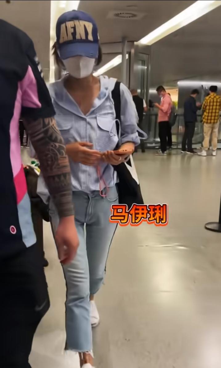 马伊琍，总感觉她的审美还停留在20年前。这么多年，衣品好像没变过，每次穿衣都一