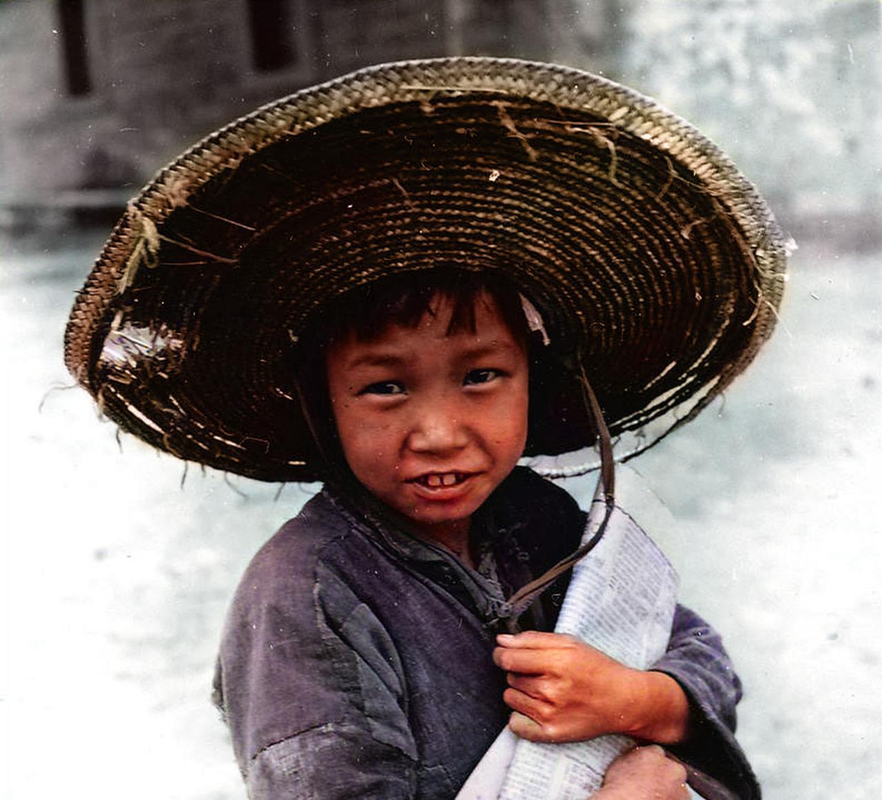 40年代，一个外国摄影师，正在贵阳火车站上采风，忽然，一个戴着大草帽的小男孩吸引
