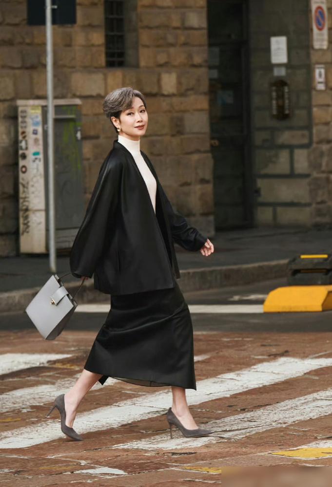 63岁的叶童彻底“杀疯了”！脚踩10厘米细高跟，一身紧身皮衣在大秀现场狂飙，这还