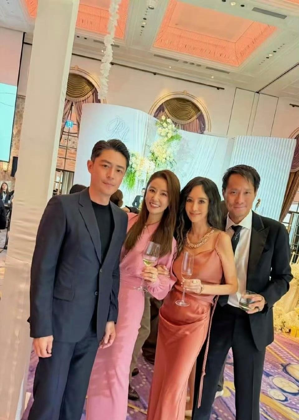 早期的林心如在邱泽许玮甯的婚礼上，一个细节特别暖心。她穿着粉色套裙非常漂亮大方，