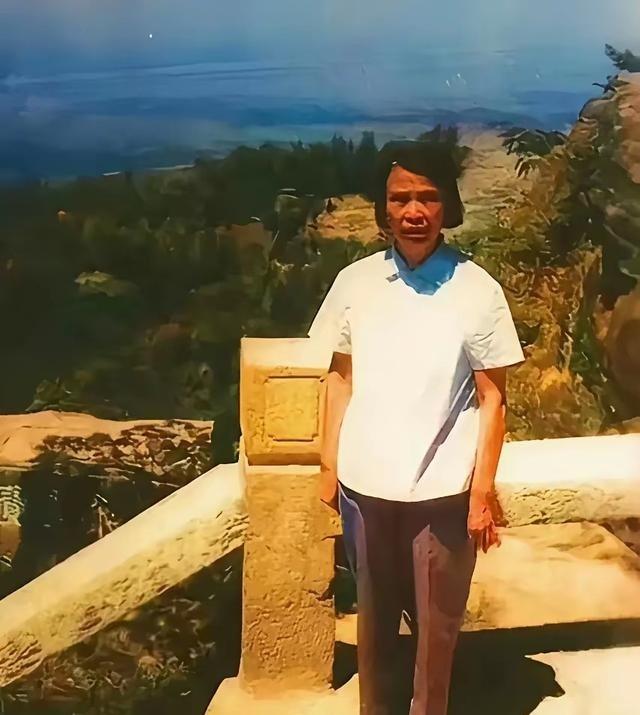 1959年，贺子珍在庐山。庐山这个地点，不能只当成一段私人往事的布景。19