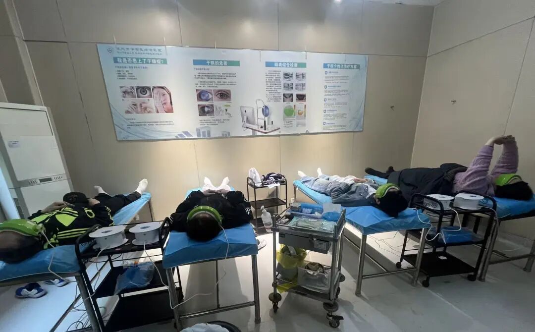 “部门一小半人都在用人工泪液”, 干眼症“缠上”职场年轻人?