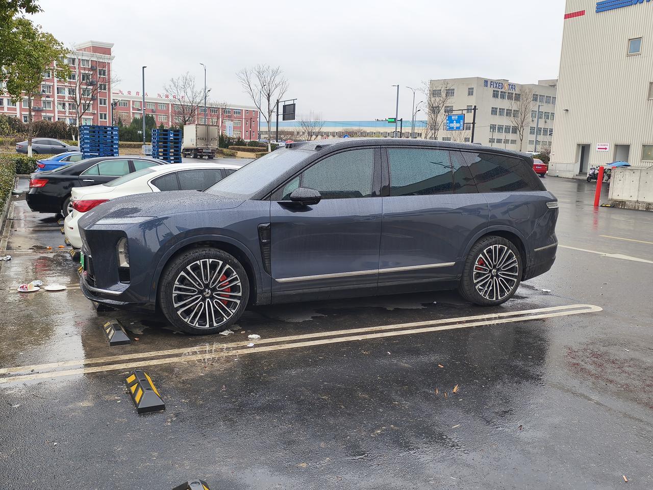 1月26号，偶遇一辆蔚来ES8，帅气的胖子。尺寸是真的大，接近5米3的车身，
