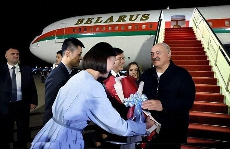见过在国际会议上“逼”着别人当大哥的吗？就在比什凯克，卢卡申科当着一众大佬的面，