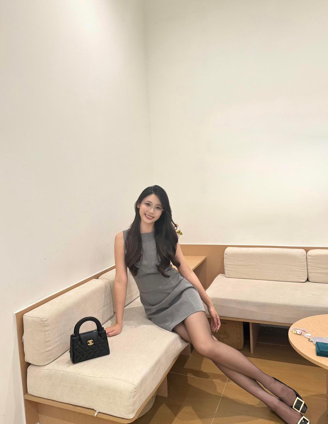 这套穿搭是简约高级的灰调轻熟风，把利落质感和精致细节融合得很得体。无袖灰调连衣裙