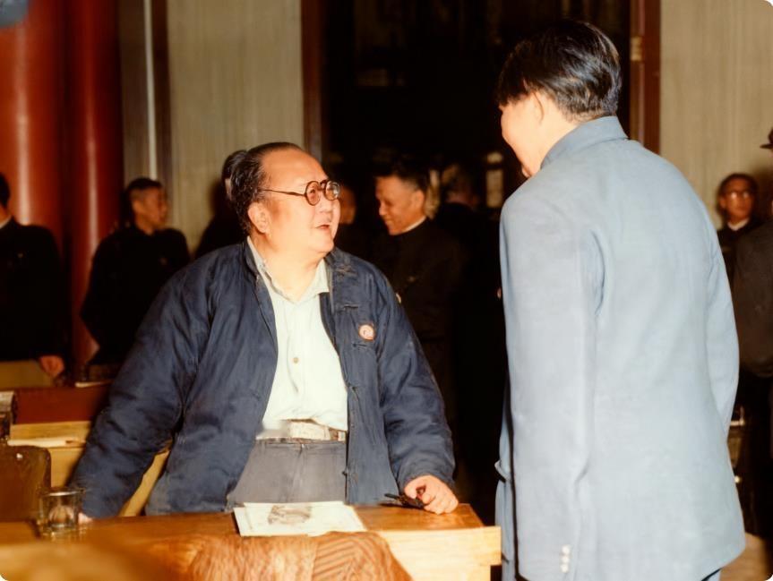 1951年10月23日政协第一届第三次会议在北京举行。会议休息时，毛泽东从主席台