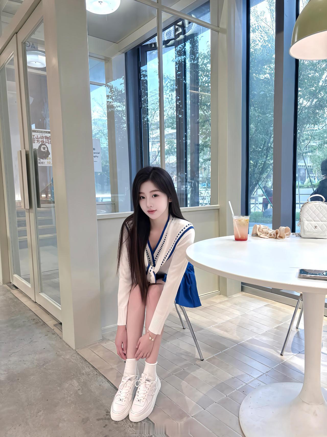 在咖啡馆里享受悠闲时光，清新穿搭与咖啡相伴。