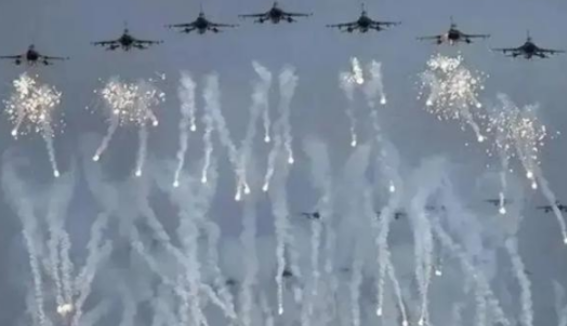 美国国会代表团将于8月窜访台湾。台湾地区的领空属于中国领空，中国中央政府（虽然目