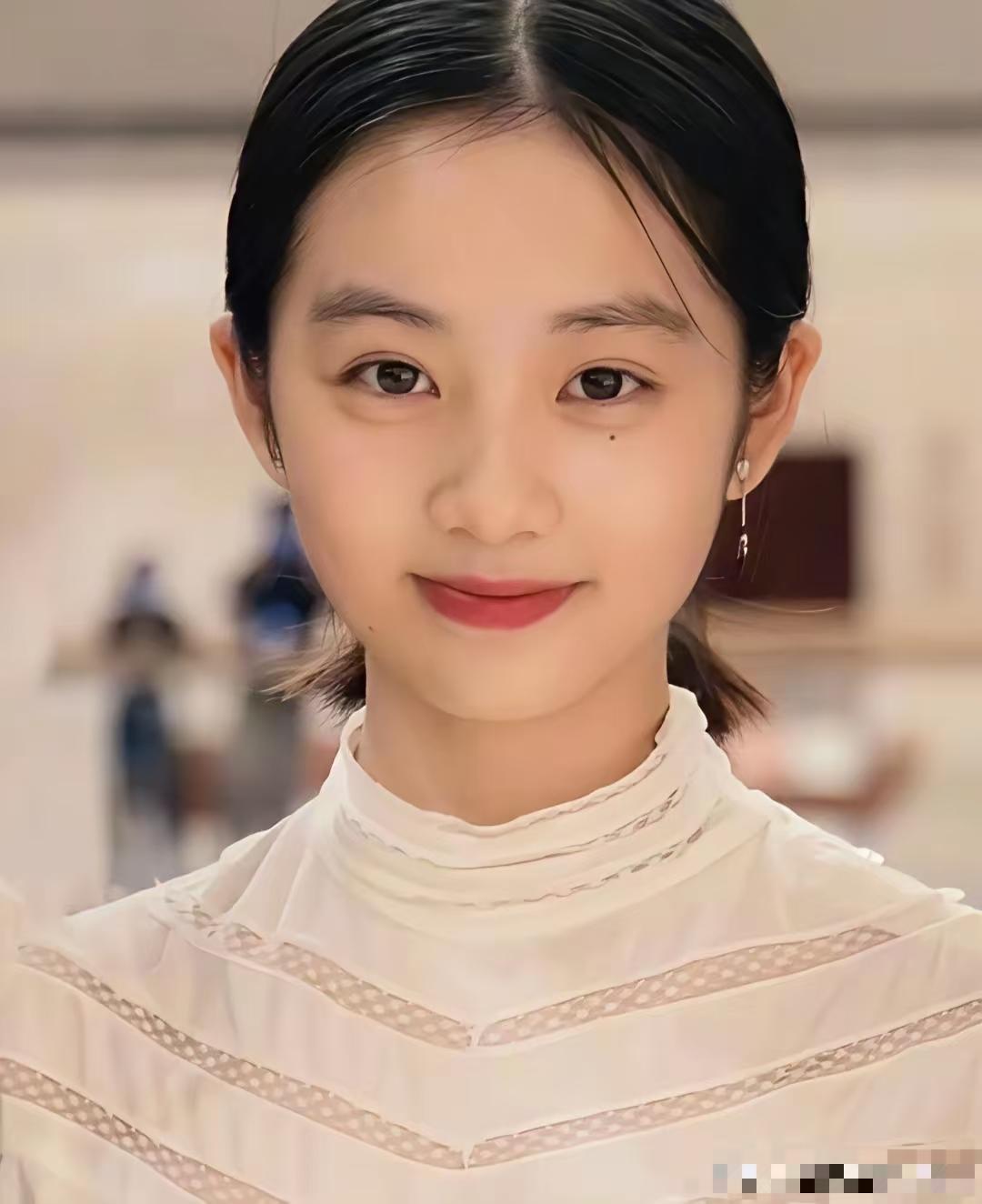 这女的在国内都好，出国拍的不是张嘴，就是吐舌头。多好的一个清纯少女，非送出去看看