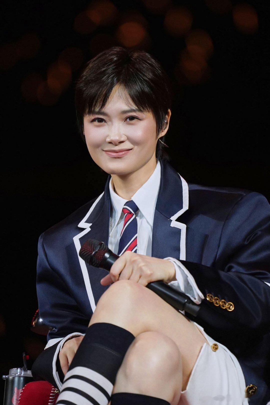 选秀鼻祖李宇春来给内娱上课了李宇春的舞台永远有新惊喜！从《皇后与梦想》到《无价