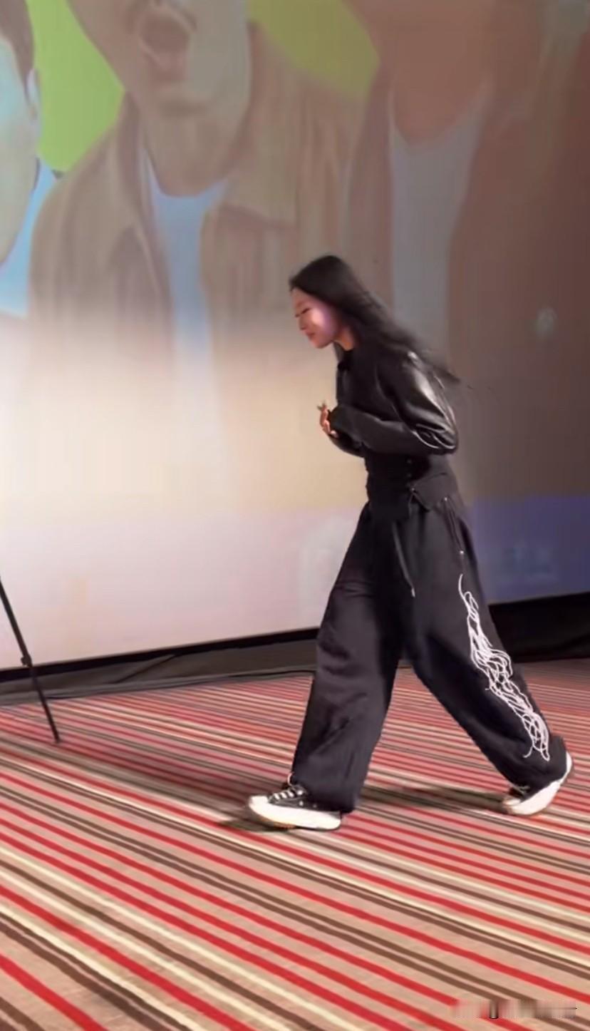 小沈阳一家合体同框了！这次不是为女儿的新专辑做宣传，是女儿为爸妈的新电影来助力