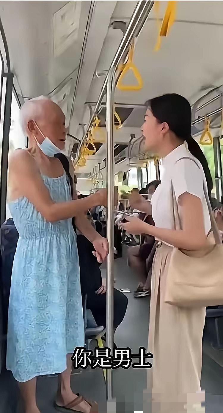 真是林子大了什么鸟都有!70岁大爷穿连衣裙坐公交,被女子质问还说“怕热”,这事儿