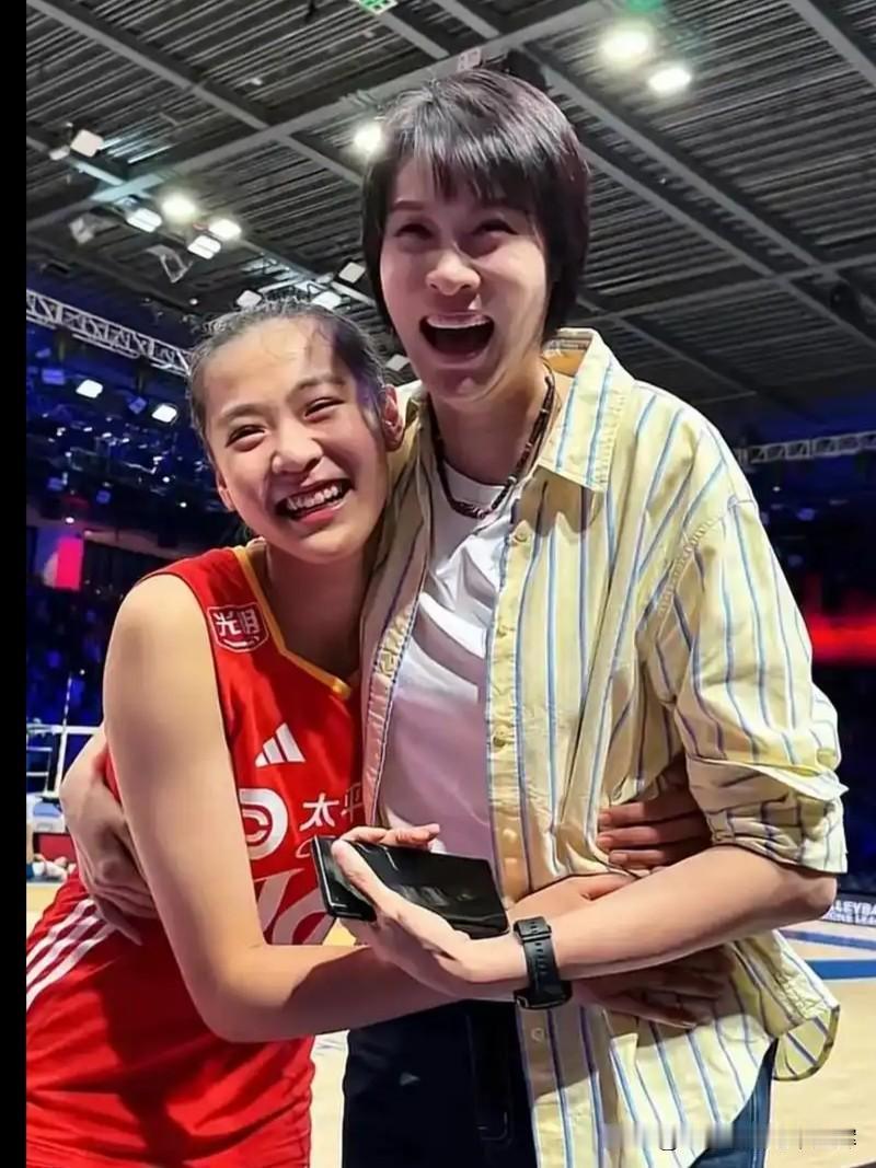 不是母女，胜似母女！王奥芊和相差28岁的赵蕊蕊容貌气质相仿，球迷称王奥芊为“小赵