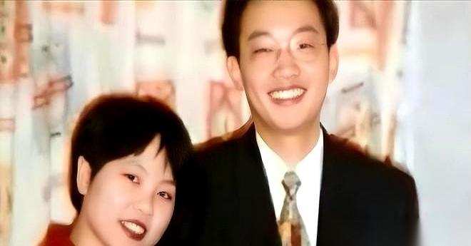 最让我头皮发麻的，是他看着老婆在沙发上抽搐，第一反应，是冲过去把那个咖啡杯洗得干