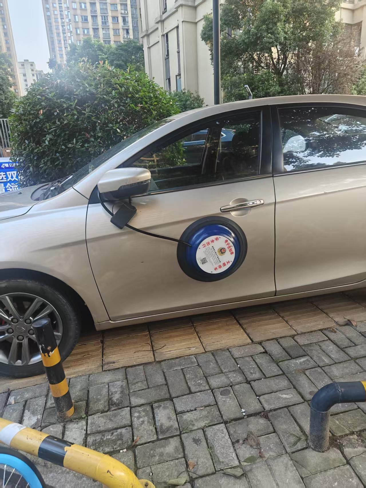 路边停车，头回看见这玩意，怎么办？在路边停了一会儿，就看见这玩意，怎么办啊，家