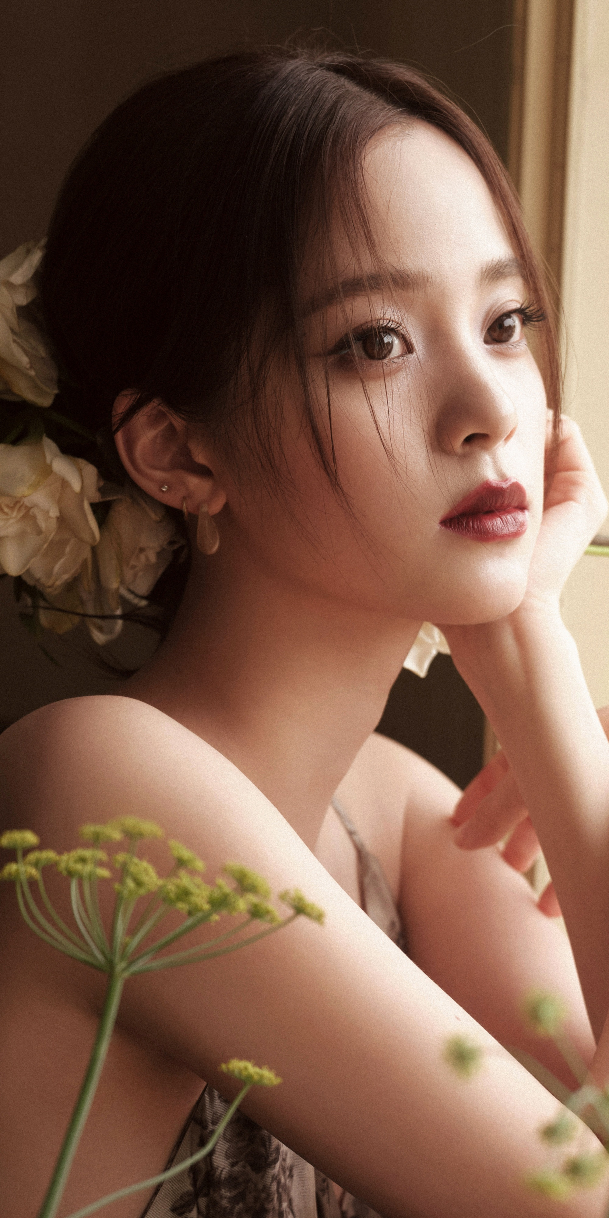 欧阳娜娜穿搭壁纸：UMAWANG印花吊带裙。欧阳娜娜