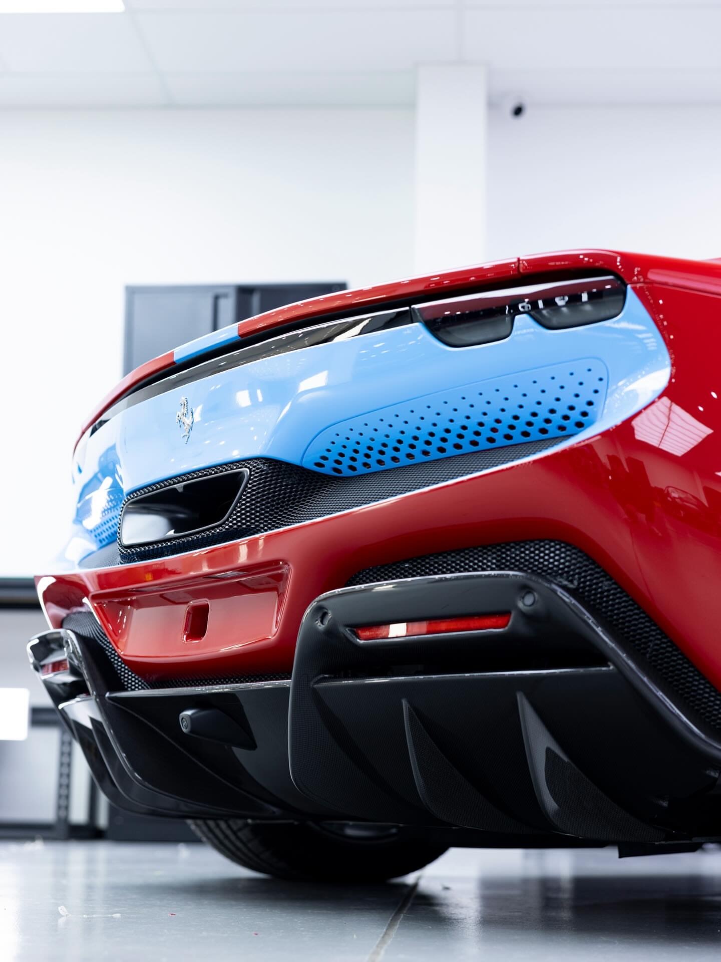 Car时尚法拉利296GTB全车漆面均贴覆XPEL漆面保护膜。定制蓝