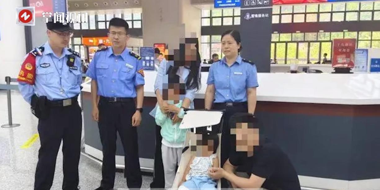 “太尴尬了！”5月3日，浙江杭州，一对父母带着5岁的儿子和2岁的女儿出门旅游，谁