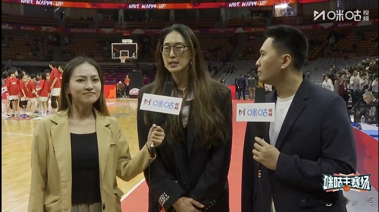 隋菲菲毫不客气的指出了中国女篮与巴西女篮上半场的问题，她说，防守做得一点不好，
