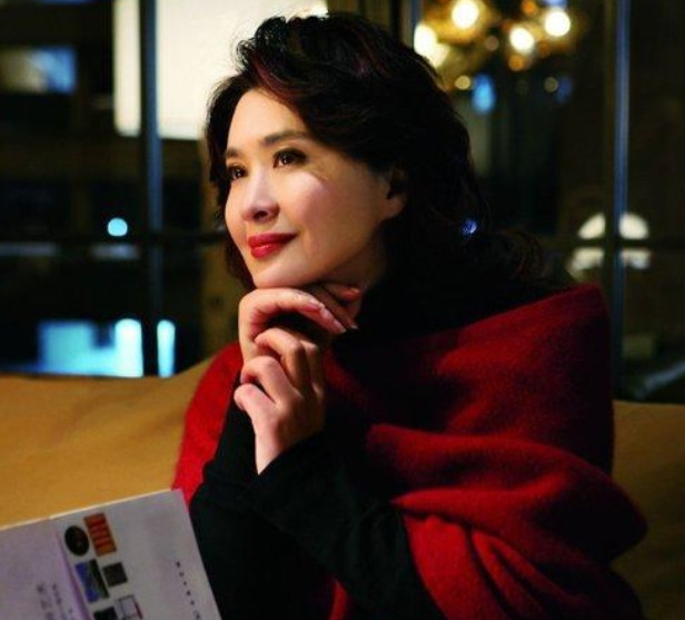 1985年，导演尤小刚和田歌结婚。10年后，尤小刚爱上了温柔漂亮、柔情似水的邬倩