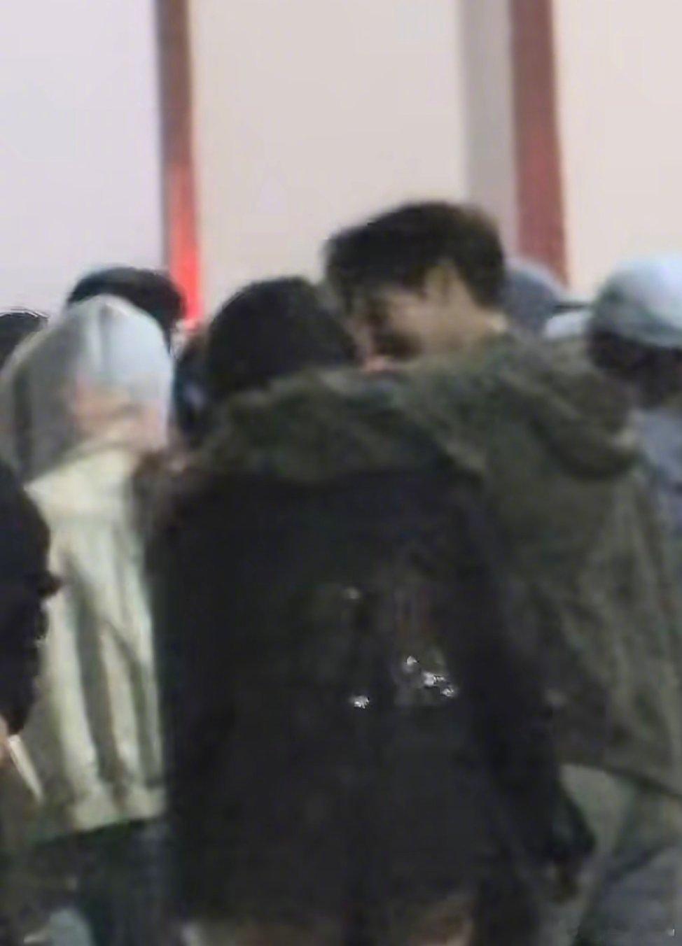 李昀锐关晓彤牵手剧宣就这个校园风云情侣氛围太对味儿了