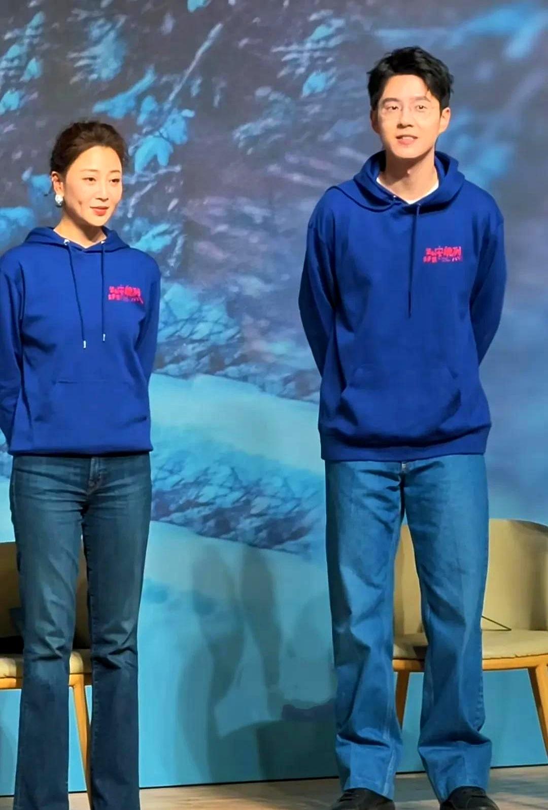 46岁腰臀比碾压28岁首映礼灯一亮，她穿旧卫衣+喇叭裤，转身那一下全场安静