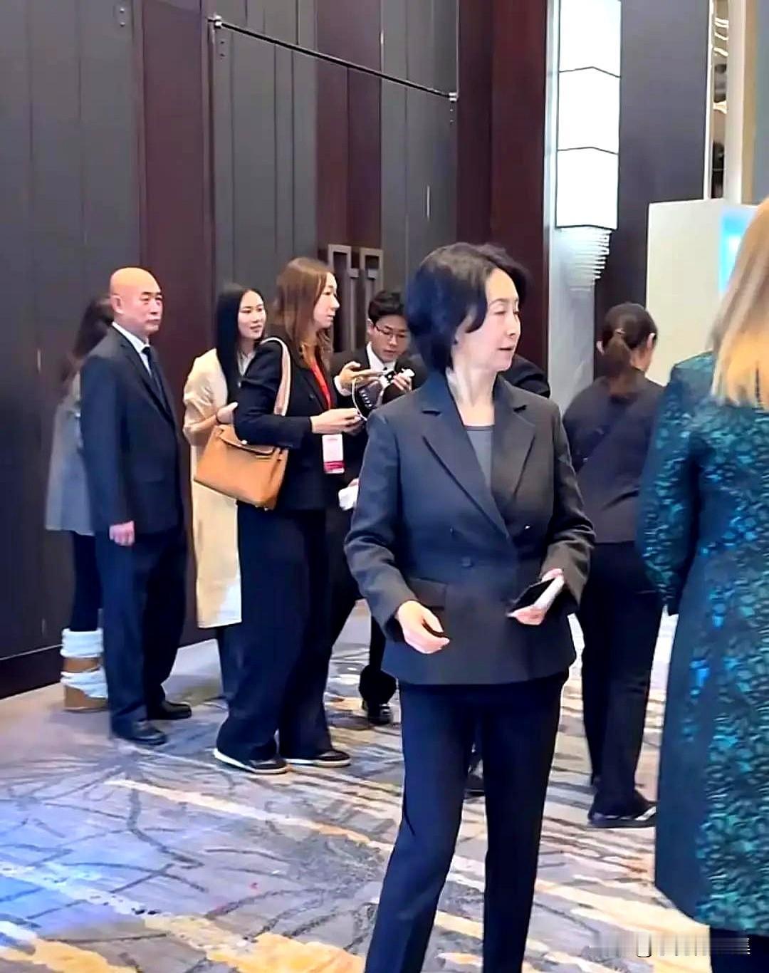 那个镜头扫过何超琼的时候，我心里咯噔一下。身家几百亿的人，在东北论坛上讲了整整