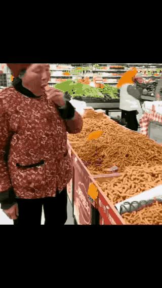 这下妥了，一个大妈上趟超市家里不用做饭了，还有一个大妈饭后水果也解决了，两个人吃