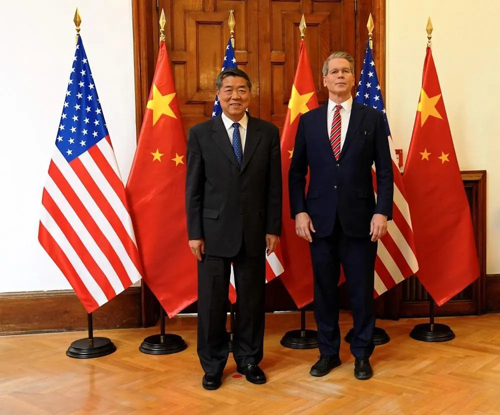 美国财长贝森特，每次合影都是这模样，你看他的神情和姿势，根本就不像温文尔雅的人。