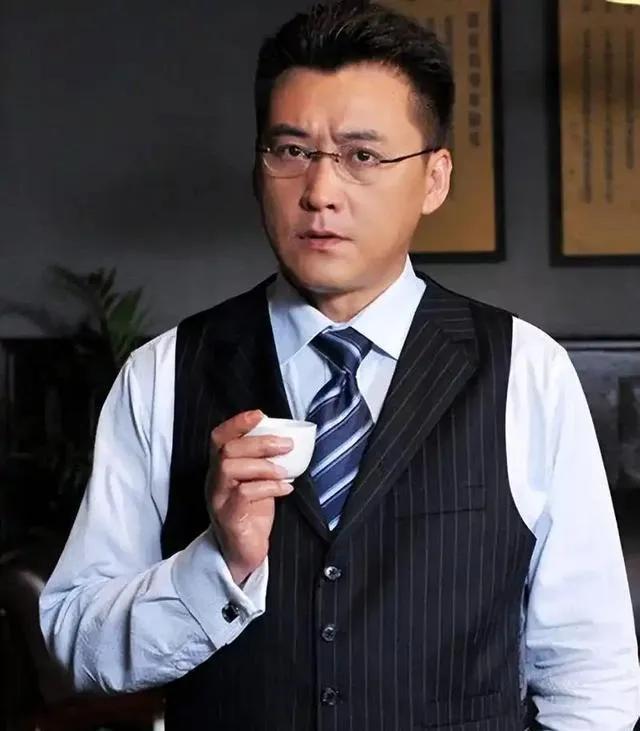 身为国家一级演员，刘小锋演技出众，事业一路顺遂，早年却十分抗拒婚姻，是妥妥的不婚