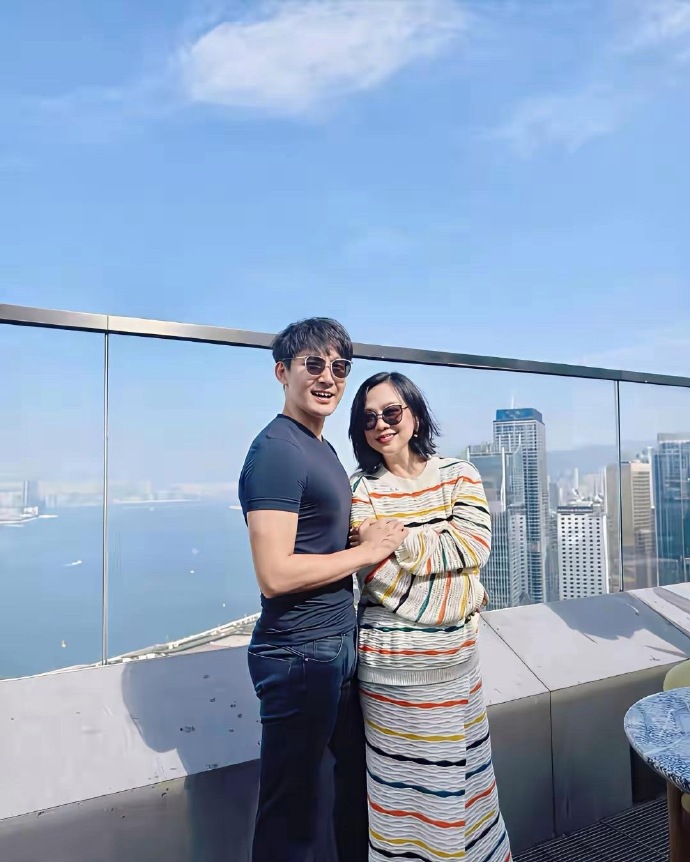 不知道什么原因，大陆的男星或艺人总喜欢找年长的香港大姐姐。张晋和蔡少芬还好，只