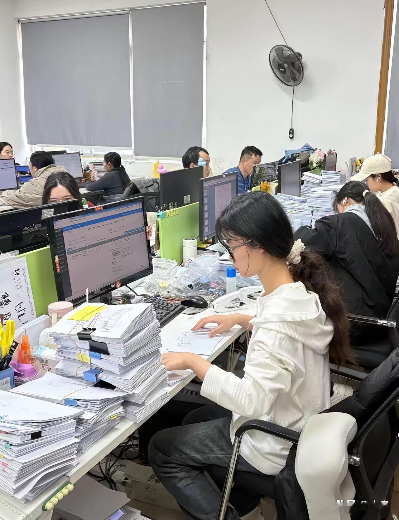昨天老板通知公司准备给全员缴纳社保。办公室瞬间一片欢呼。可紧接着他提出，每个人薪