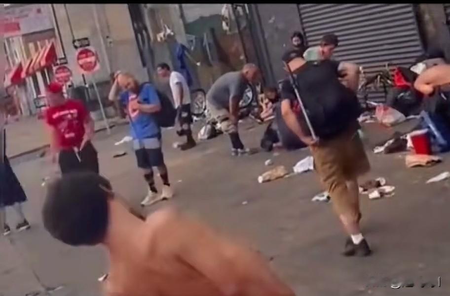 这就是美国纽约的街头，你们看吧，生活在这里的人多么自由，想吃就吃，想睡就睡，你们