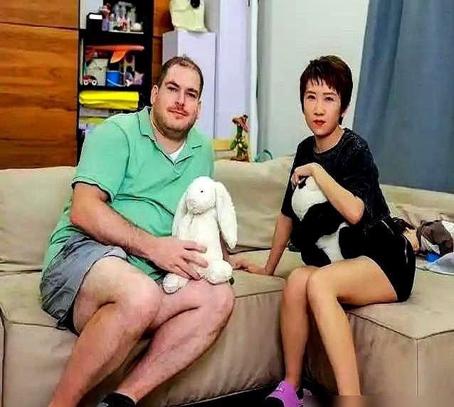 把一个前英国政府精英，喂成210斤的“大胖媳妇”，还公开拿这事当段子讲。网红