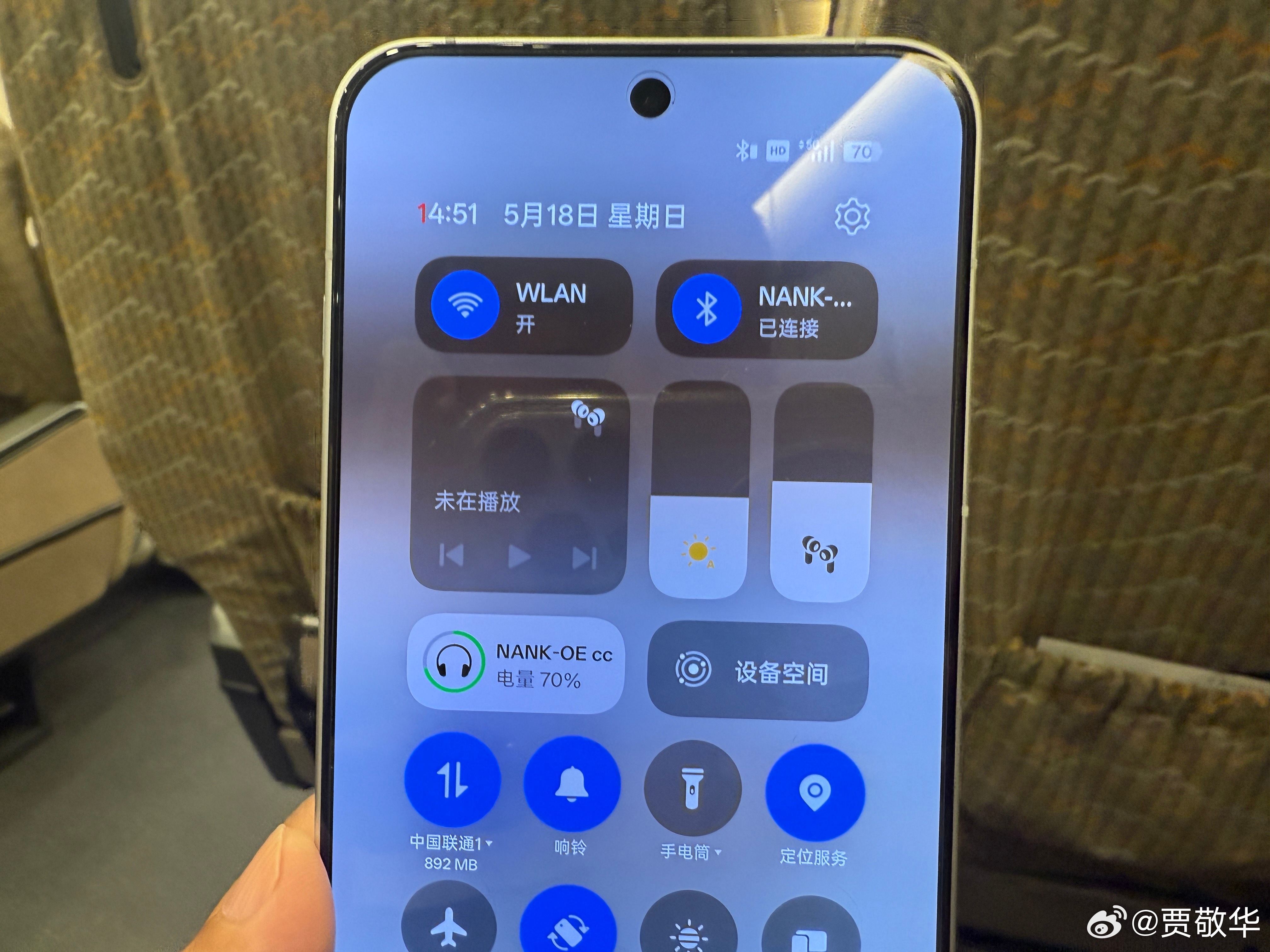 意外发现ColorOS15的通知栏挺有意思，还可以显示耳机的剩余电量呢。​​​